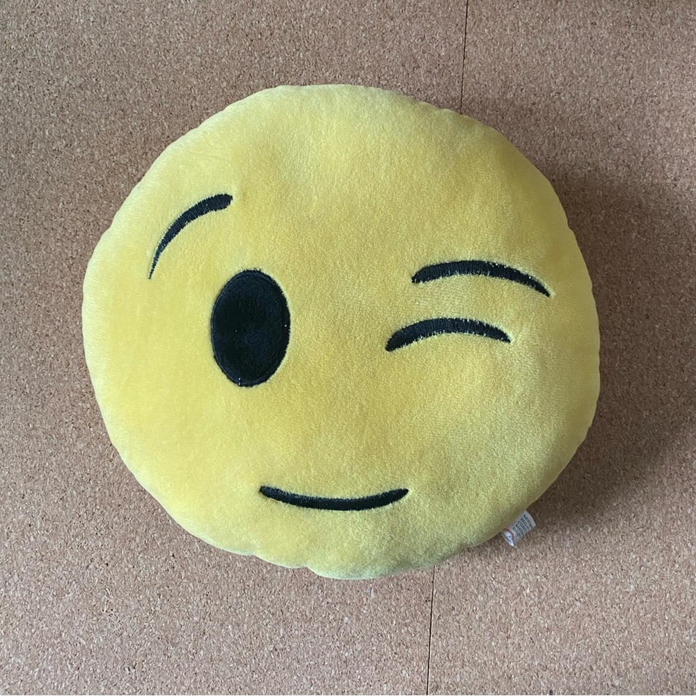 ⭐️3/15 Yellow Wink Emoji Pillow